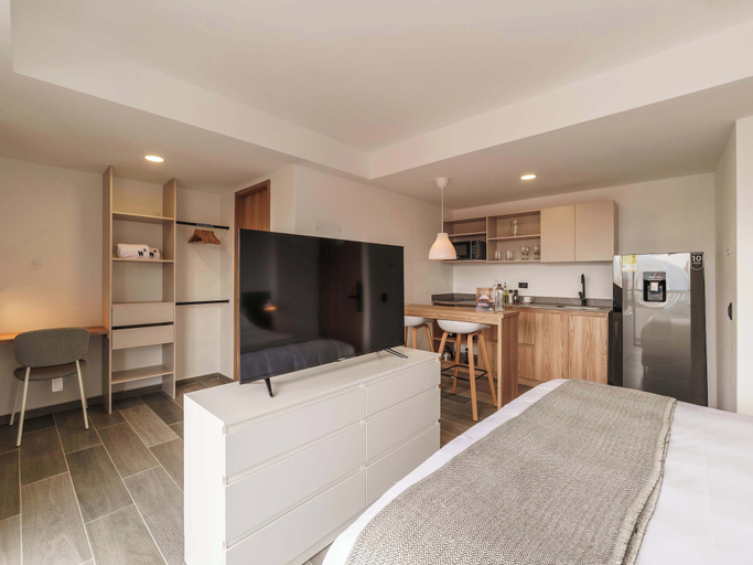 Room 4, w Engaging Loft w Balcony in Laureles, Medellín