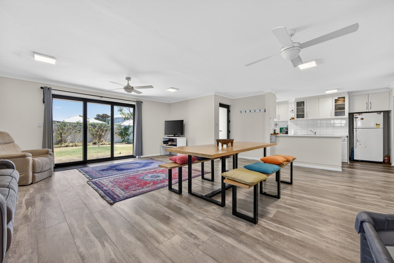 Living room 3, Coastal 2-bed Home With Pool & Spa, Rockingham