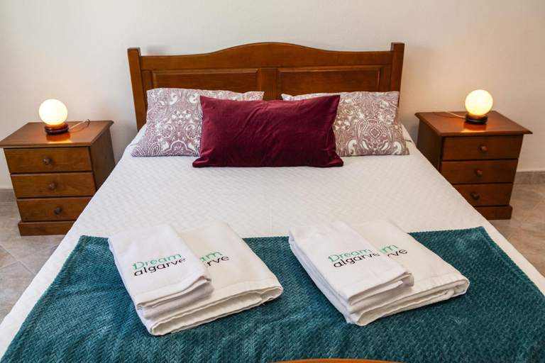 Room 3, W 01 - Bedroom 1 in Topside Luz Guesthouse, Lagos