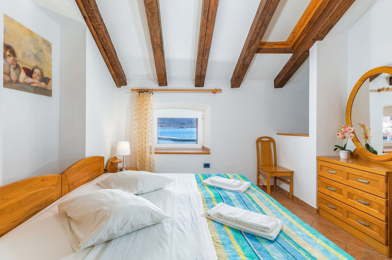 Room 4, Apartment in Cres With Sea View and Old Town, Cres