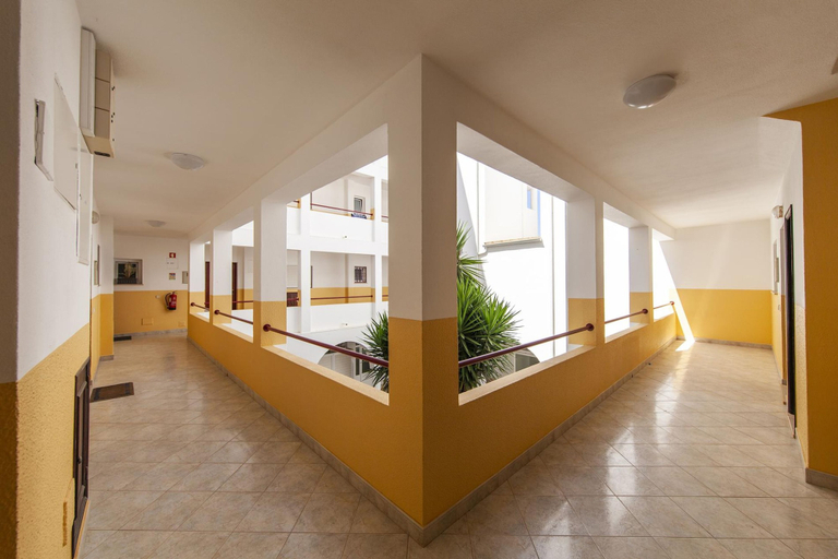 Room 5, W 03 - Bedroom 3 in Topside Luz Guesthouse, Lagos