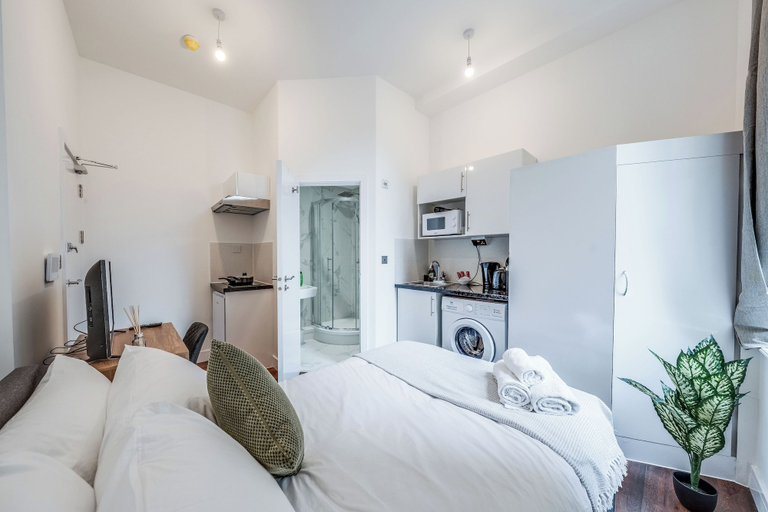 Bedroom 3, Camberwell Studios, 10 mins to Station, London