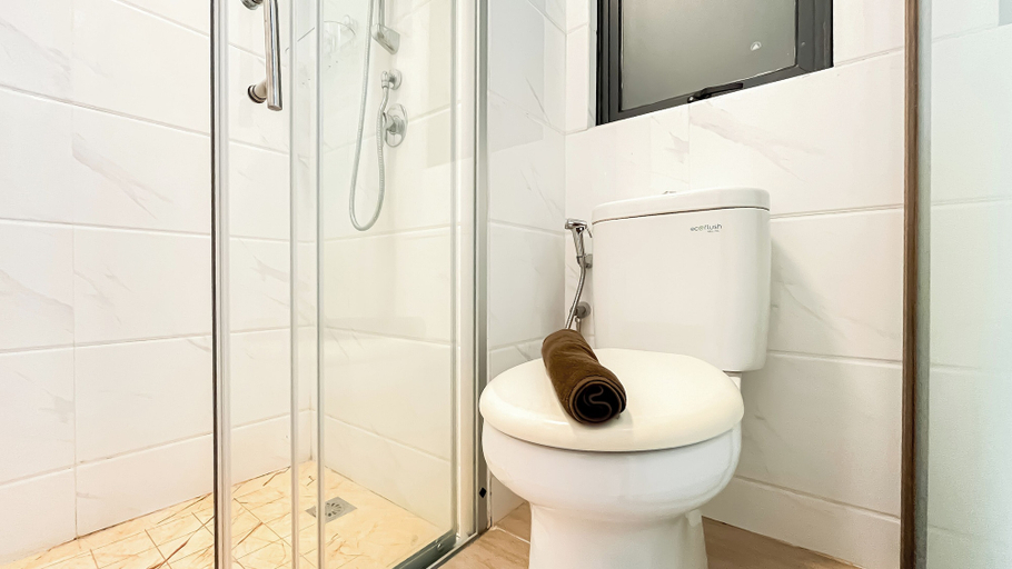 Bathroom 2, Homey 2Br At Sky House Bsd Apartment, South Tangerang