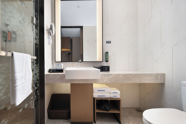 Bathroom, Hampton by Hilton Jiujiang Changhong Avenue, Jiujiang