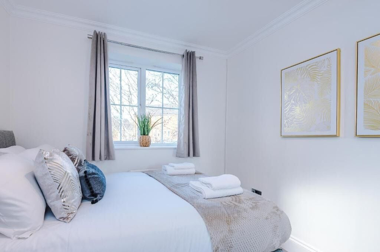 Room 2, Gorton Place- Contractors & Families, Stockport