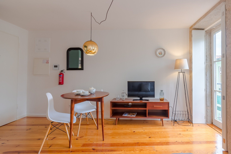 Dining 4, Modern Studio in Porto With Balcony, Porto