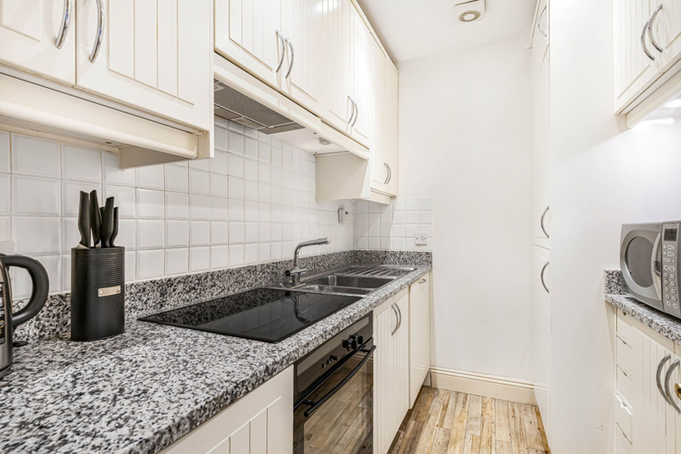 Room 5, Luxury Knightsbridge Home Next To Hyde Park, London