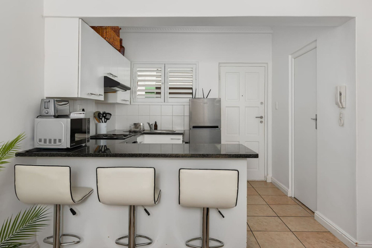 Room 5, Stylish Sea Point Studio in Secure Complex Patio, City of Cape Town