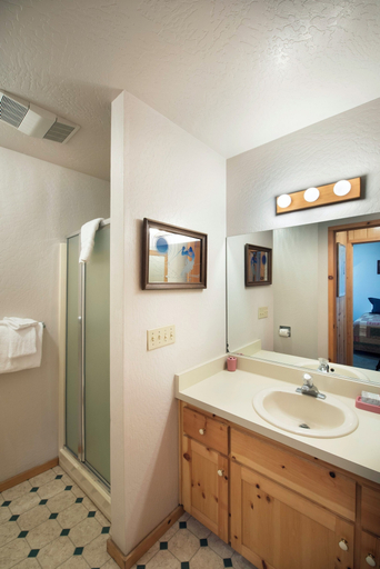 Bathroom 2, Wawona Cabin, Mariposa