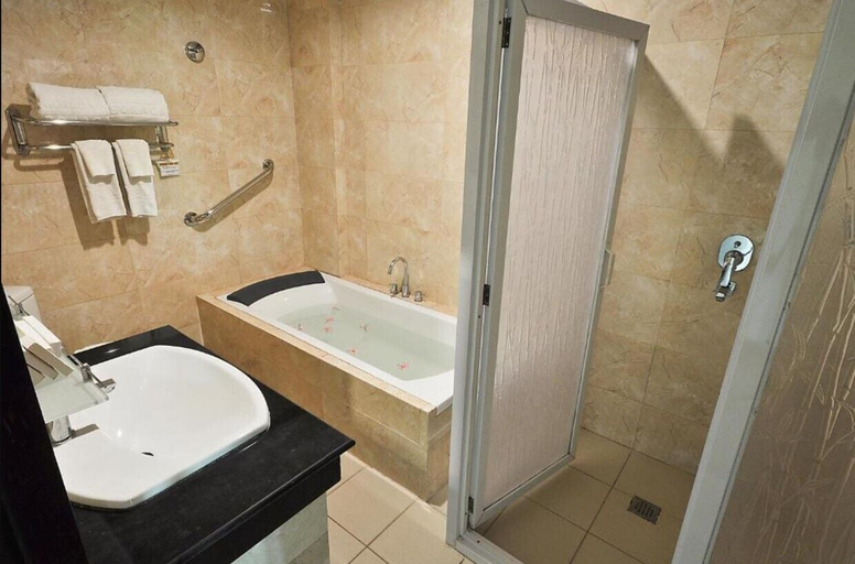 Bathroom 5, Paradise Station 3 Boracay Hotel by JustGoFun, Malay