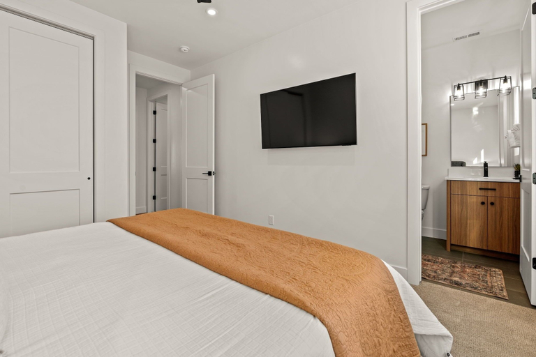 Room 5, Simply Paradise 5 Bedroom Townhouse, Washington