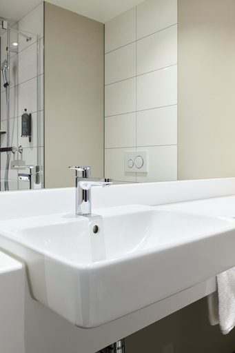 Bathroom 2, Premier Inn Stuttgart Zuffenhausen, Stuttgart