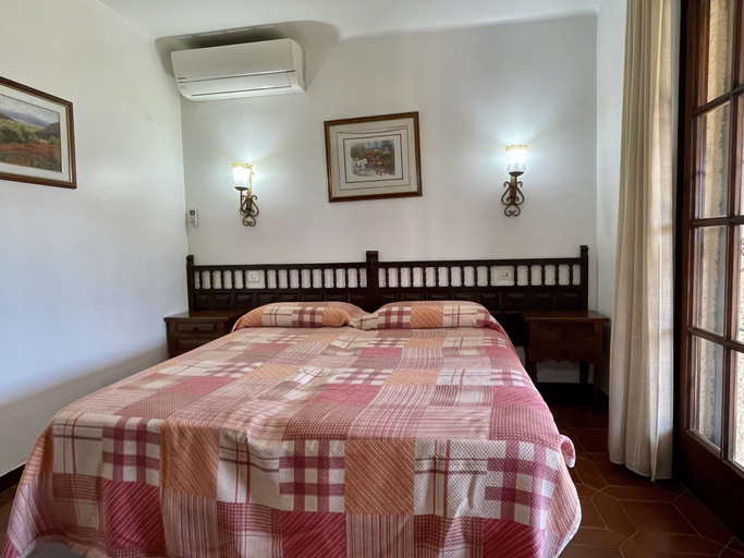 Room 5, 3 Bedroom Holiday Home Near the Beach, Girona