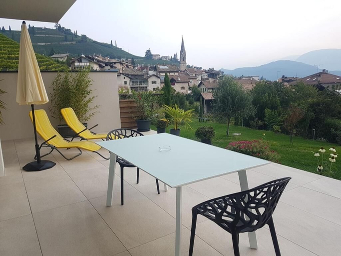 Outdoor dining 4, Zilli Studio Apartments, Bolzano