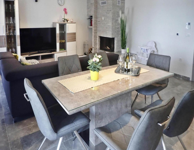 Dining 5, Holiday Home Maslenica With Pool Near Beach, Jasenice