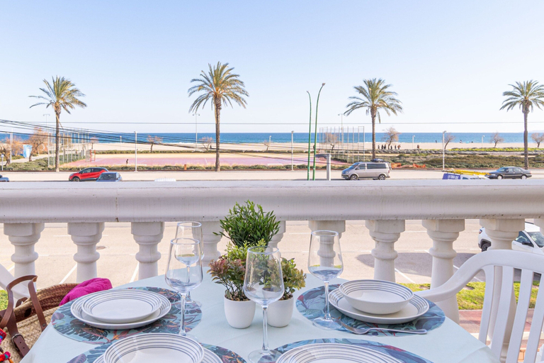 Outdoor dining 4, Affordable Beachfront Getaway for Couples, Girona