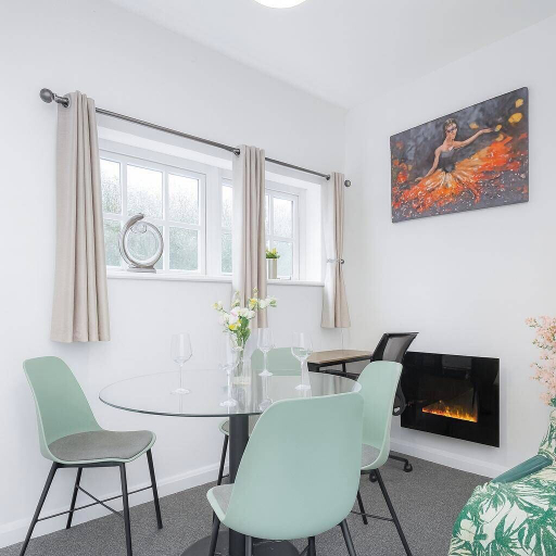 Dining 3, 2 Bedroom Appartment, Buckinghamshire
