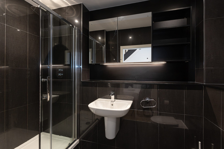 Bathroom 4, Modern Spacious Duplex in the Heart of Manchester, Manchester