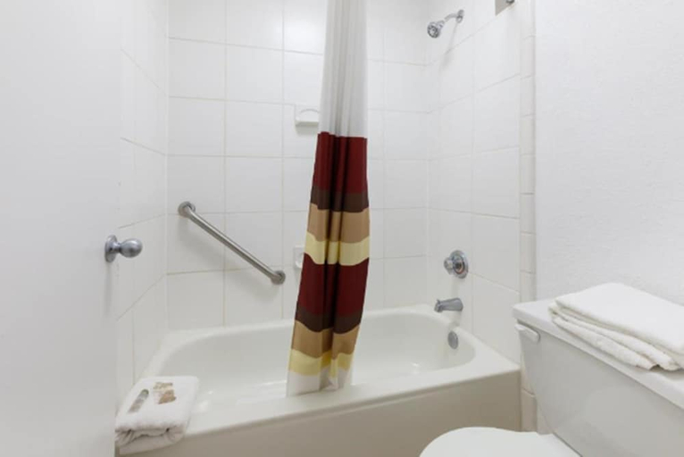 Bathroom 5, Horizon Inn & Suites, Anderson