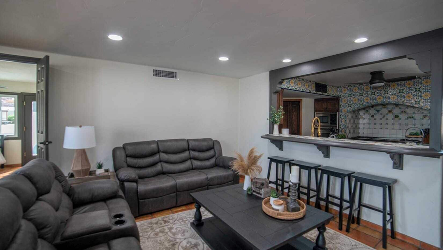 Interior 3, Gorgeous Hacienda on the River! Private Dock!, San Bernardino
