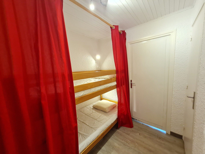 Room 2, Bright Third-floor Apartment, Isère