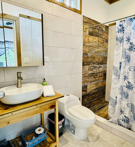 Bathroom 2, Annies 6th Street Apartment, Bocas del Toro
