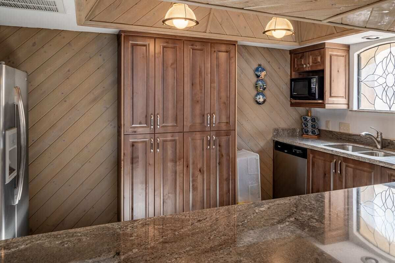 Interior 3, Moovalya Keys Riverfront! Room for All!, San Bernardino