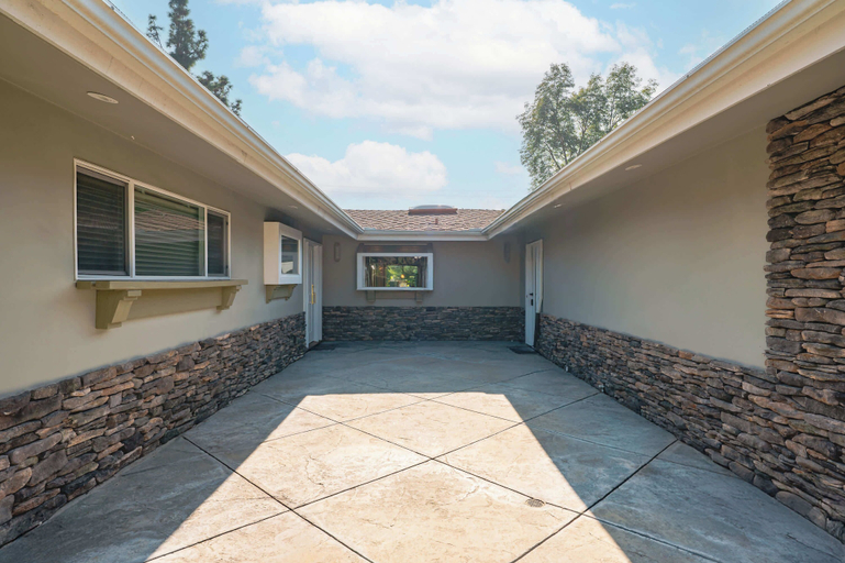 Room 2, Airy Large Backyard Oasis Perfect Family Getaway, Orange