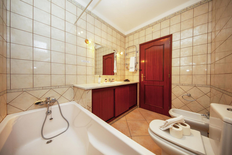 Room 5, FF 01 - Bedroom 1 in Sea Breeze Guesthouse, Lagos