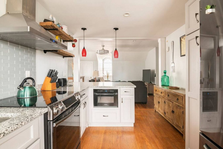 Interior 2, Charming Condo Historic Comfort Access, Washington