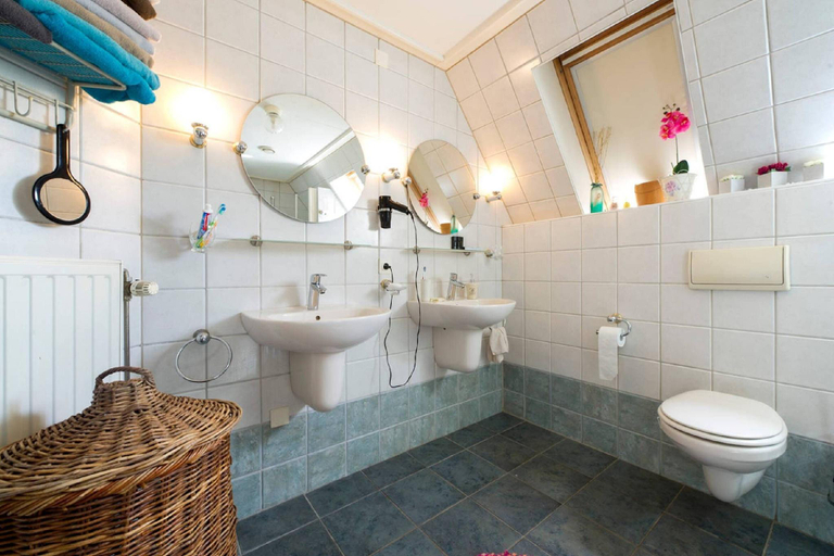 Bathroom 3, B&B de Wiekeborg, Pekela