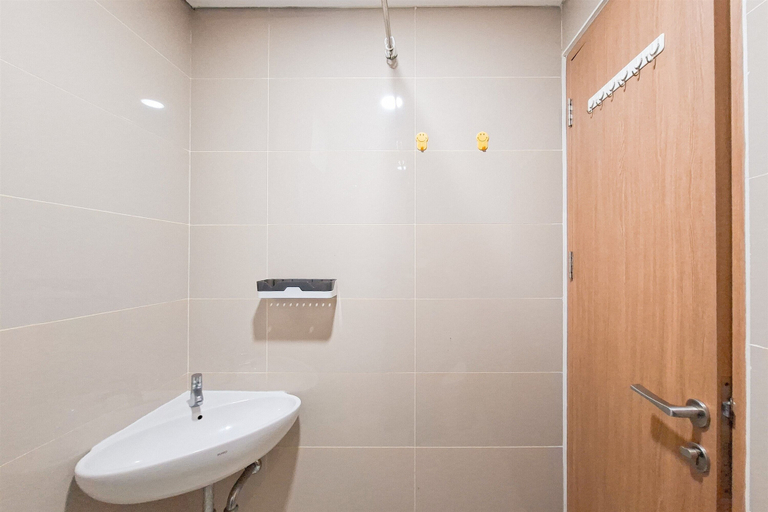 Bathroom 3, Pleasurable And Homey Studio At Apartment B Residence, Tangerang Selatan