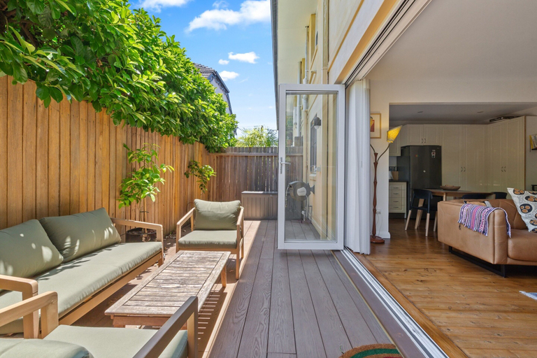 Balcony 3, Spacious Stay Near Shops & Cafes in Marrickville, Sydney