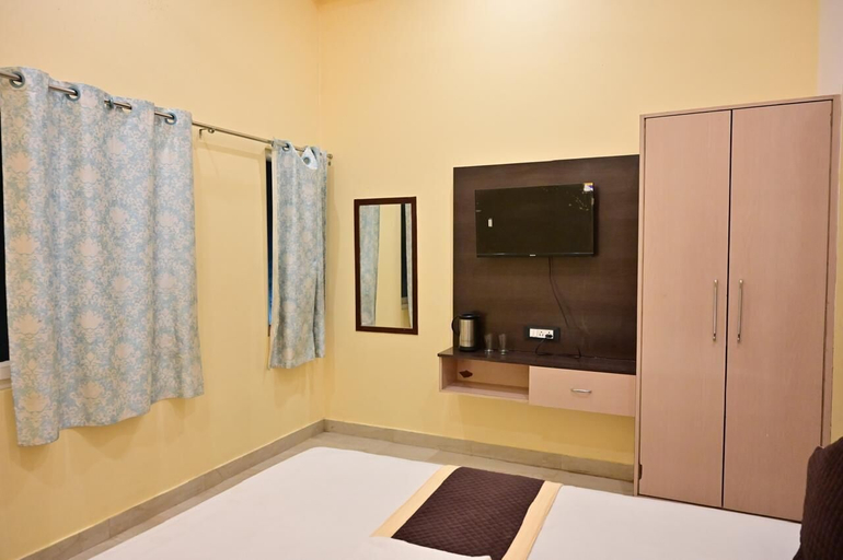 Room 4, Hotel Siddhi Vinayak Varanasi, Varanasi