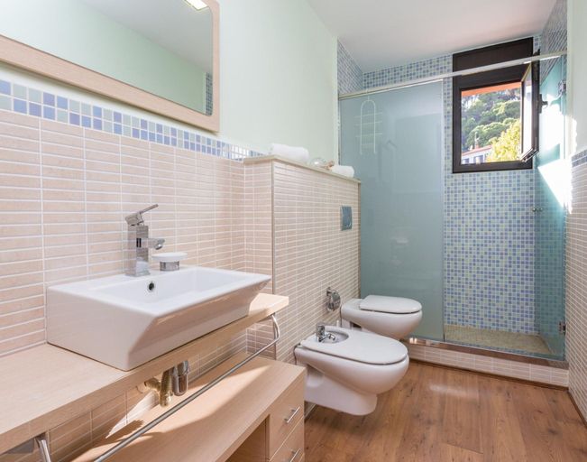 Bathroom 4, Villa in Spain near Cala Canyelles Beach, Girona