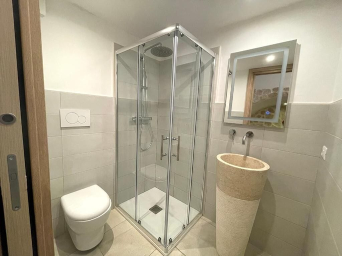 Bathroom 5, Nonna Vittoria Apartments, Bari