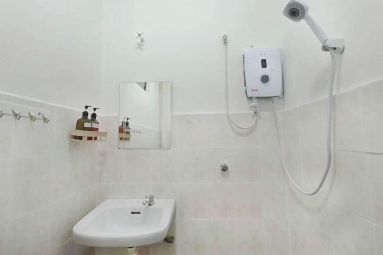 Bathroom 5, Damansara Damai 9Pax 4 Rooms, Petaling Jaya