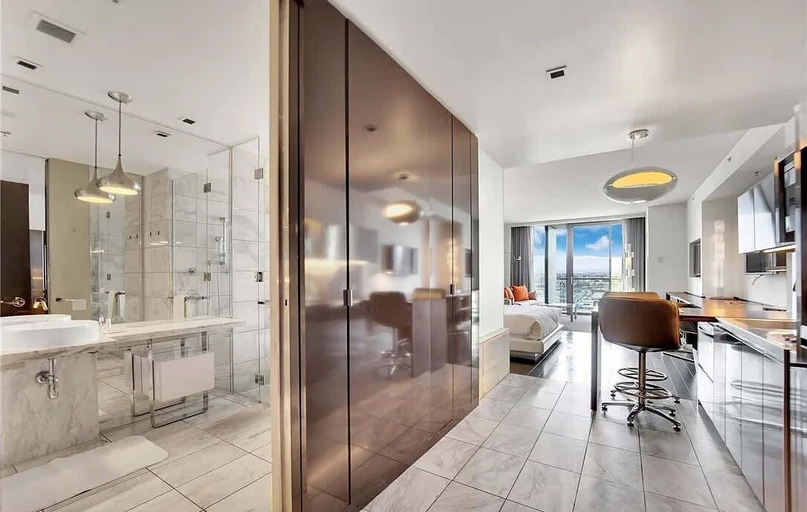 Primary image, Luxurious Sub-penthouse Studio Balcony Access, Clark