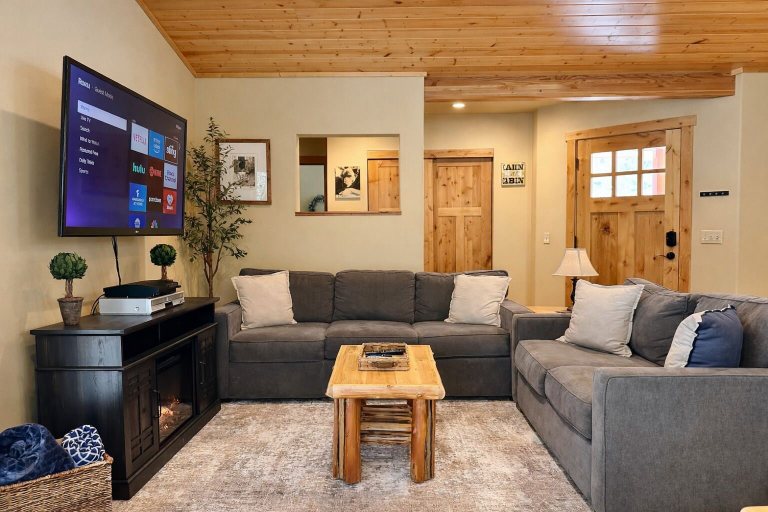 Living area 5, River Song Cabin 3 Bedroom Home, Chelan