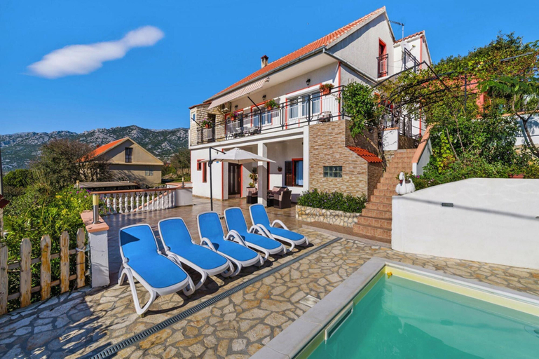 Pool 3, Holiday Home in Rovanjska With Sea Views, Jasenice