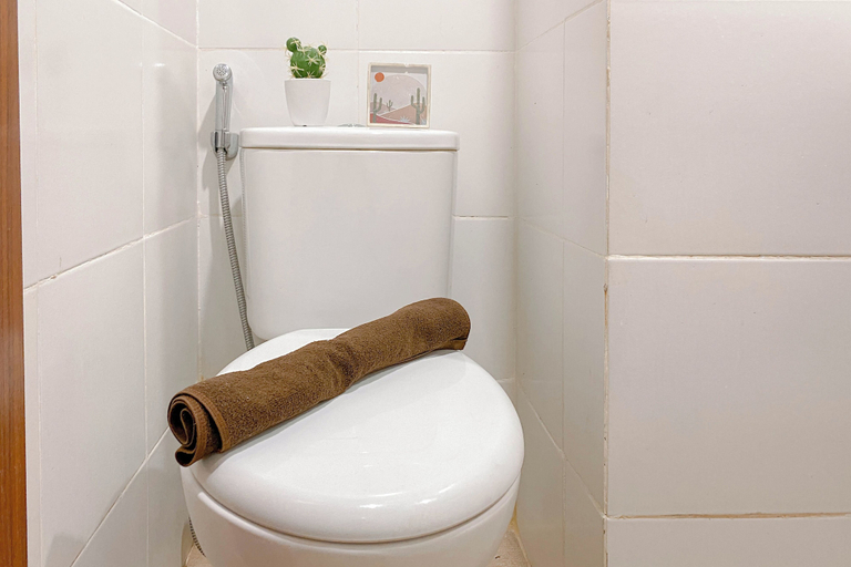 Bathroom 5, Compact And Nice 1Br Apartment At Vittoria Residence, Jakarta Barat