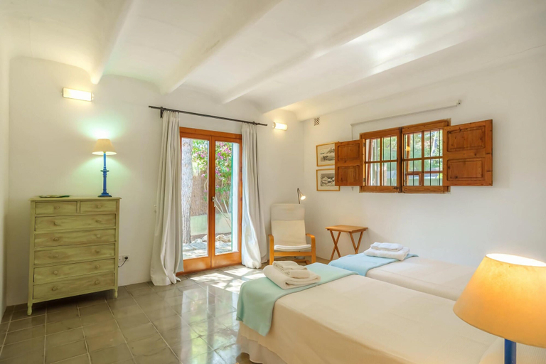 Room 5, 10-guest Beachfront Villa in Mallorca, Baleares