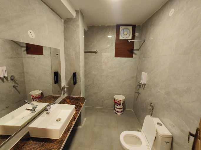 Bathroom 3, OnlyStay Luxe House Agra, Agra