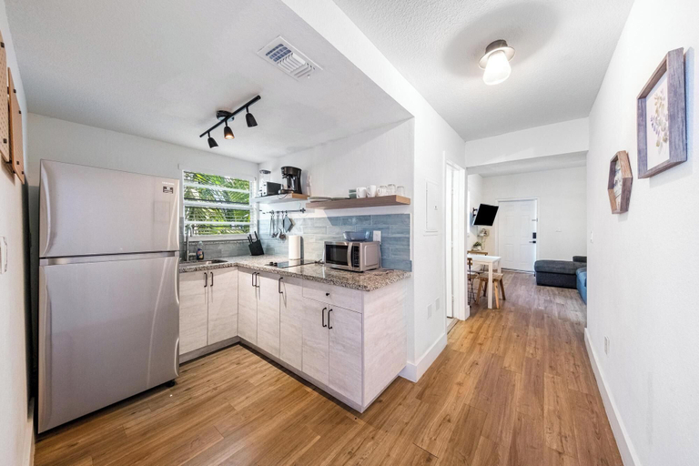 Room 2, Retro Miami Getaway With Free Parking 1 Minute From Beach, Miami-Dade
