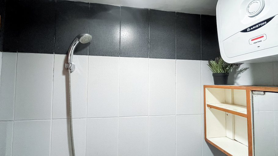 Bathroom, Good Living Studio At Cinere Bellevue Suites Apartment, Depok