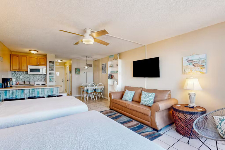 Room 3, Beach Front Ocean Front Condo Top of the Gulf 516, Bay