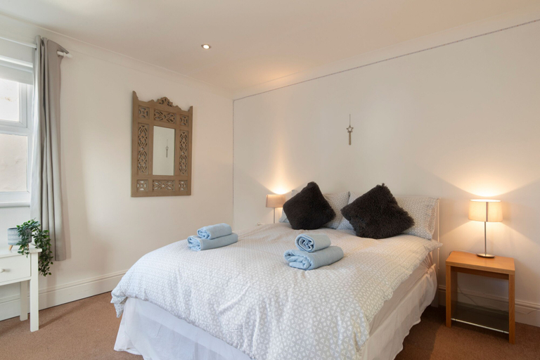 Room 3, Daisy Cottage - St Florence Parking, Pembrokeshire