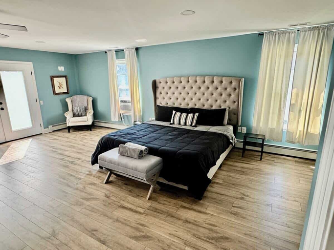 Room 5, Solomons Island 6BR Family Getaway, Calvert