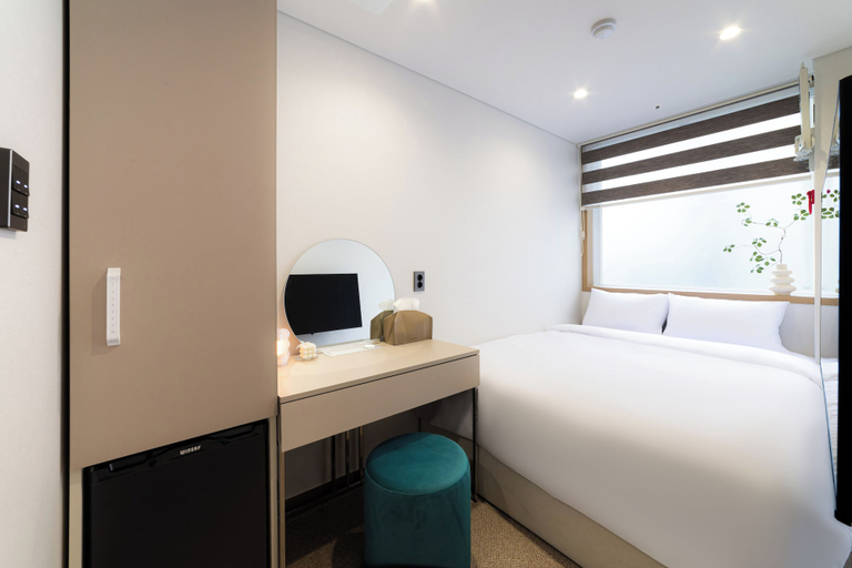 Room 4, Lazy Tiger Hotel, Gangnam
