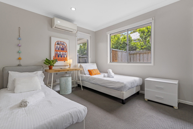 Room 3, Spacious 4-bed House With Secure Parking, Northgate